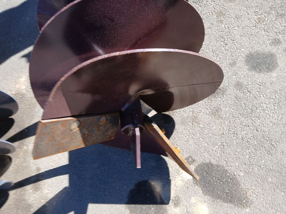 Burghiu pentru găuri pământ tractor