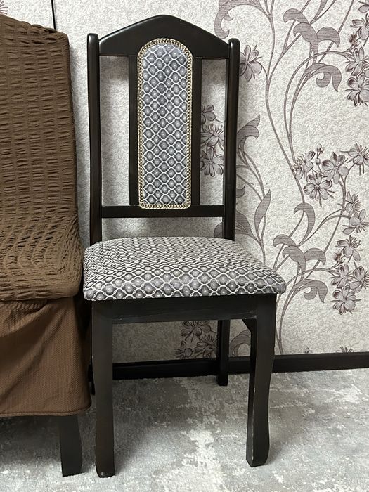 Стулья продам каждый по 7000 тг 6 шт есть в подарок чехол для стульев