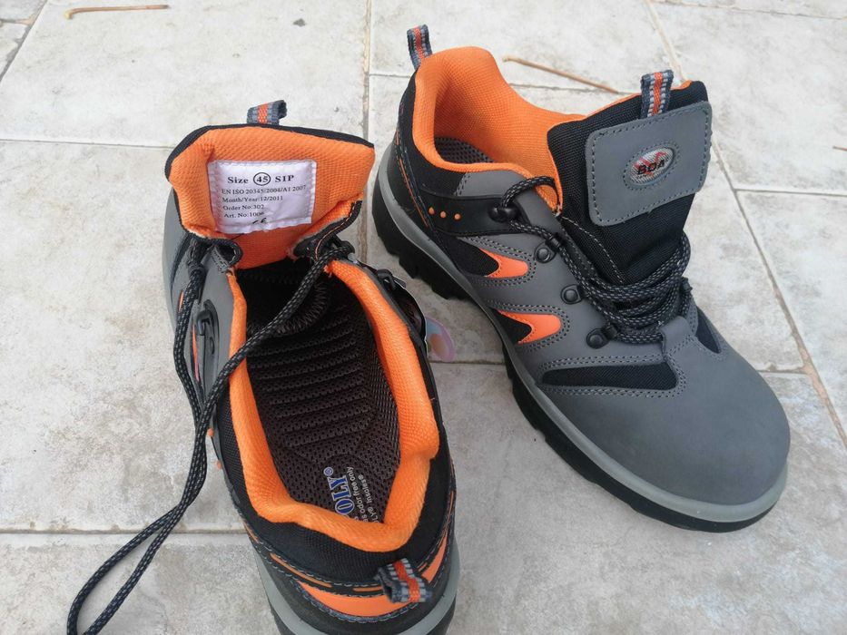 Продавам нови работни обувки, с бомбе. 45 номер