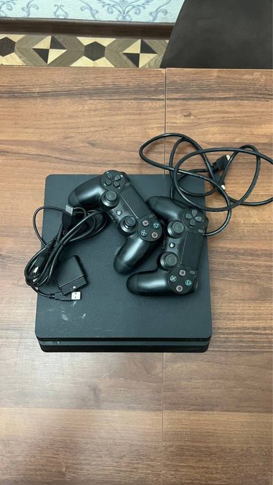 PlayStation 4 Slim 500GB + 2 джойстика + игры — идеальное состояние