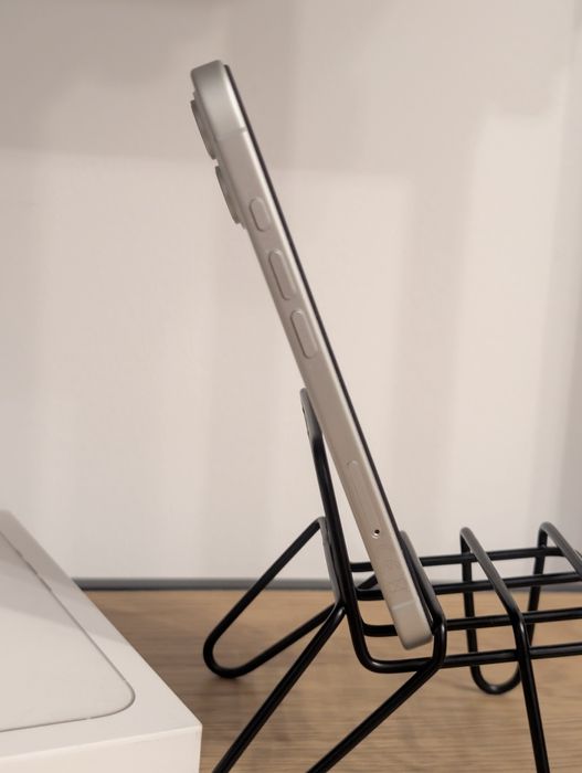 iPhone 16 White, 256 GB, 70 cicluri de încărcare