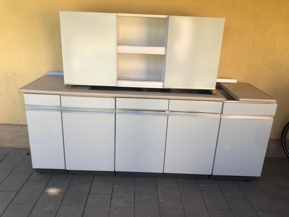 Mobilă de bucătărie din MDF, cu blat