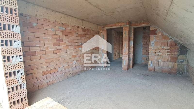 Пететажна новострояща се къща за продажба, с морска панорама, двор и 3