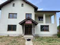 Vand casa cu teren 860 mp, finisata exterior, pret accesibil.