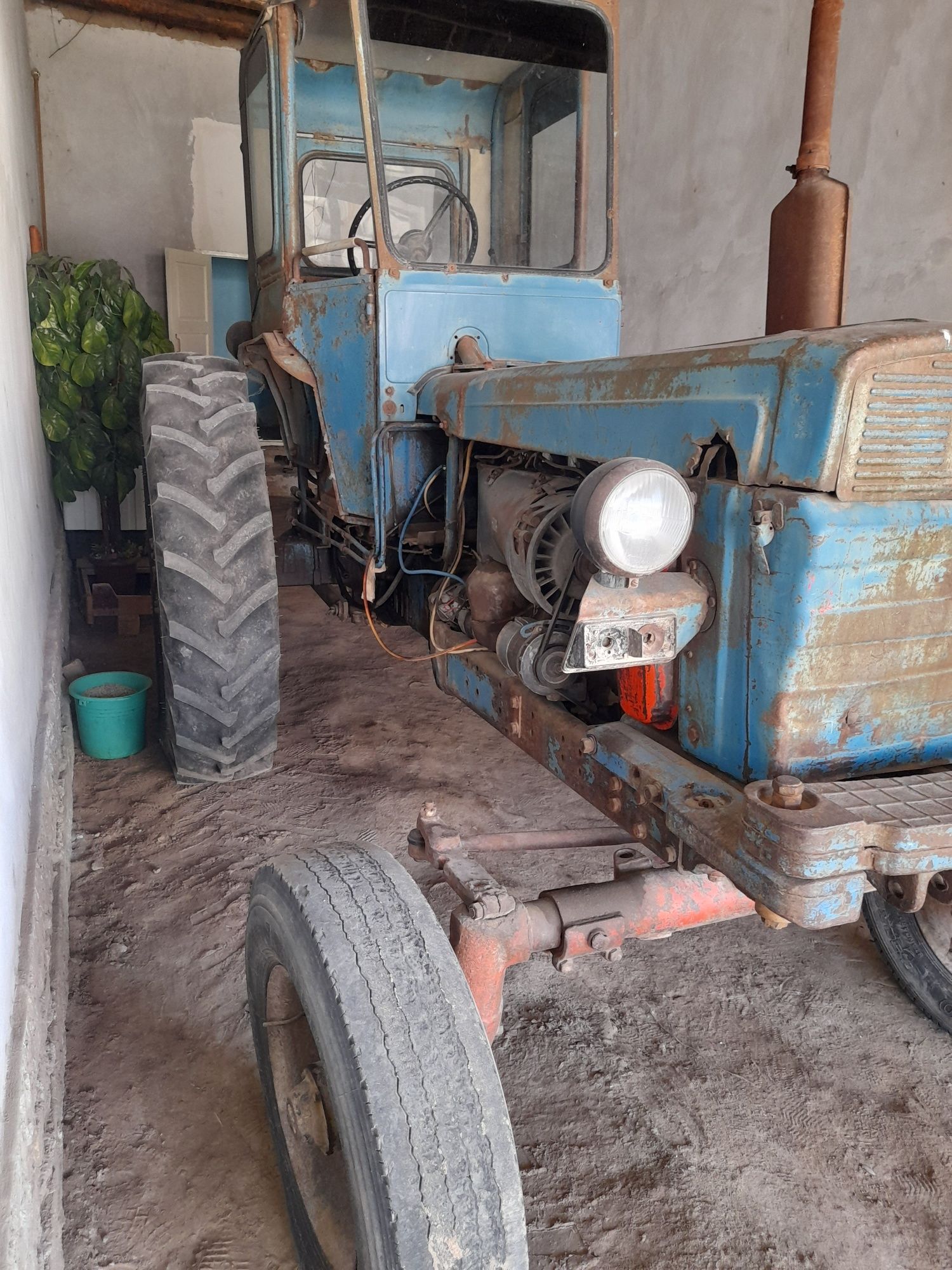 T 28 traktor sotladi xolati zòr kraskasi radnoy balonlari yangi