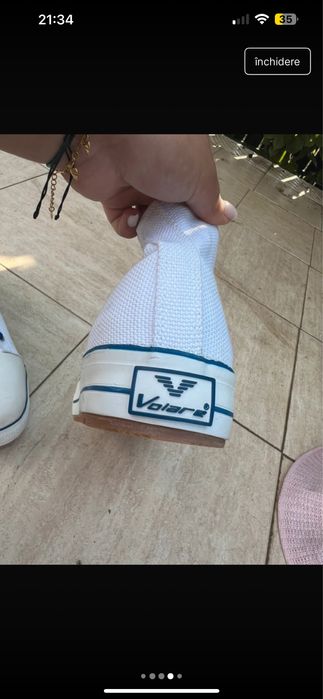 Tenisi noi cu eticheta