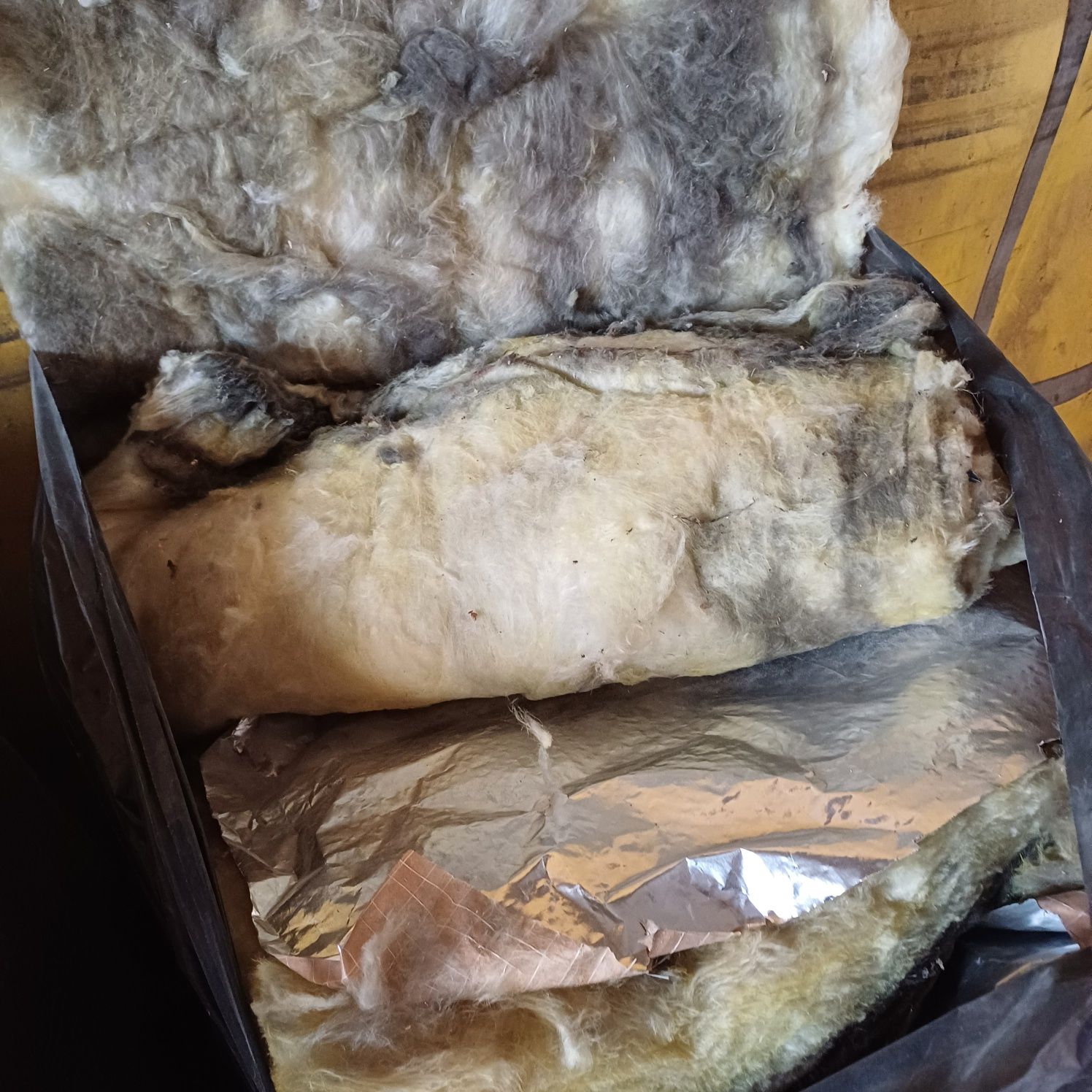 Vând vată minerală ce se vede în poză