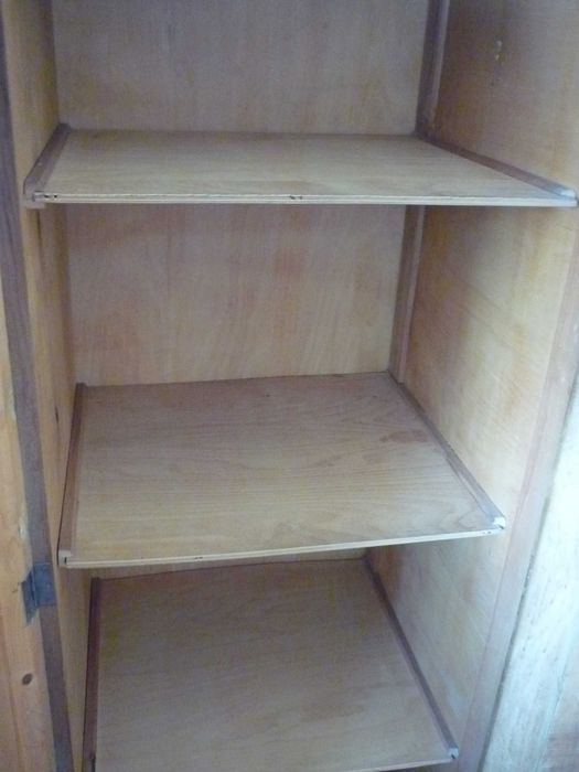 Стар дървен шкаф