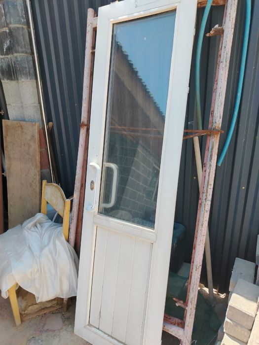 Продам пластиковую дверь