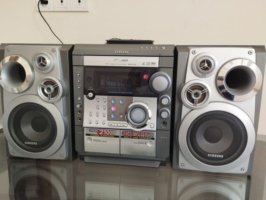 Продается музыкальный центр, телевизор, двд и косета, подставка