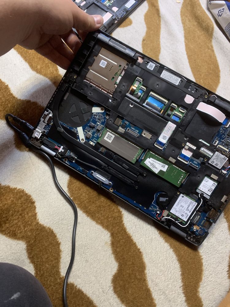 Demamebrez Dell Latitude 5400 i5 gen 8 incomplet