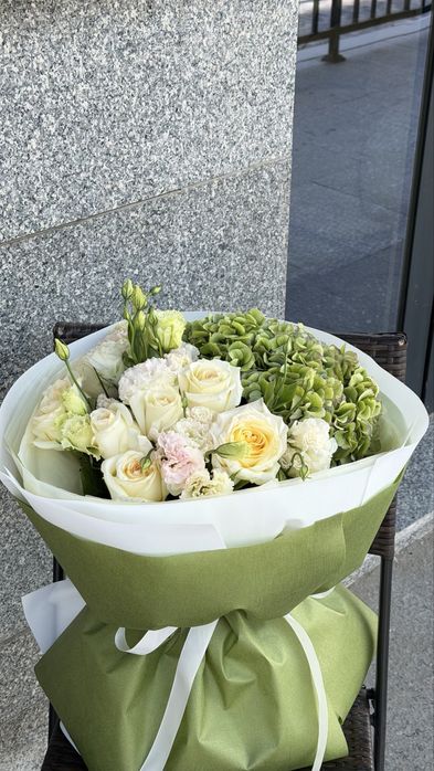 Обьемный букет из зеленый гортензии