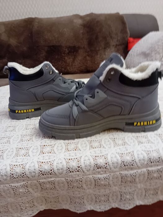 Топли, нови мъжки зимни боти