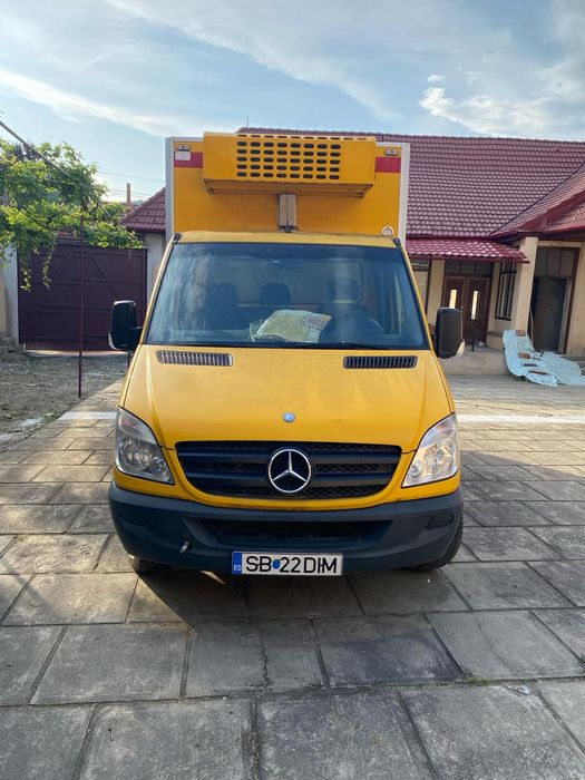 Vând mașina frigorifica meecedes benz.