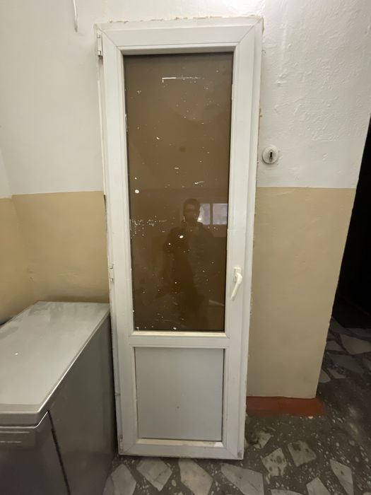 Продам пластиковую дверь