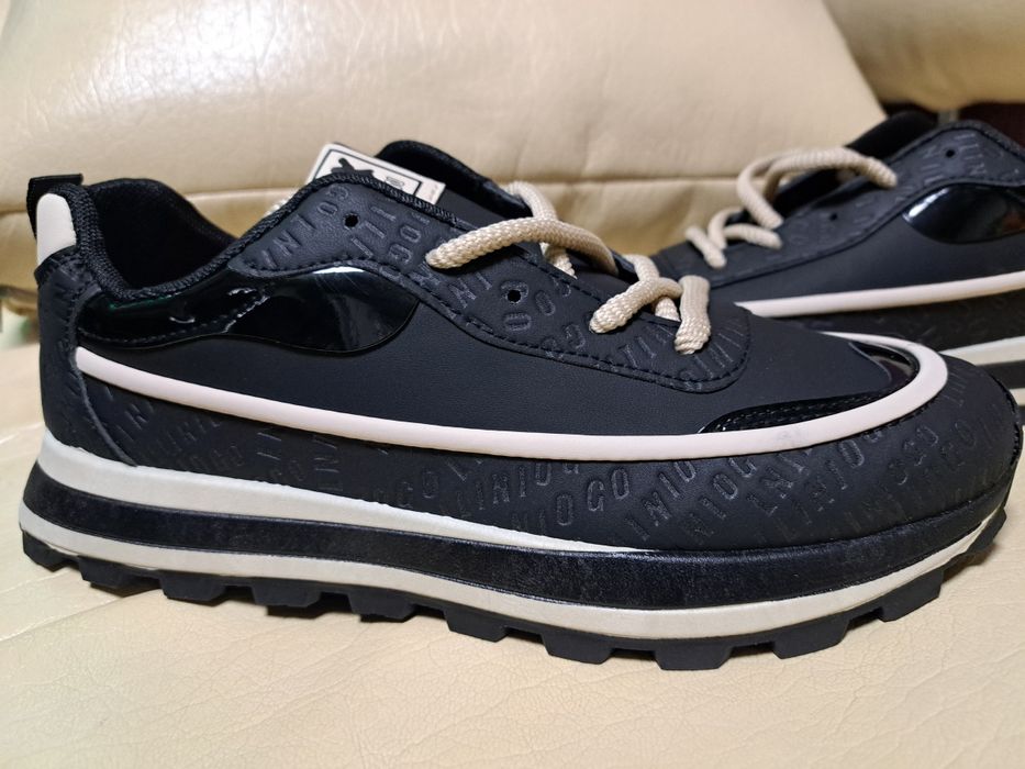 Плодавам чисто нови спортно елегантни обуфки 43 номер .