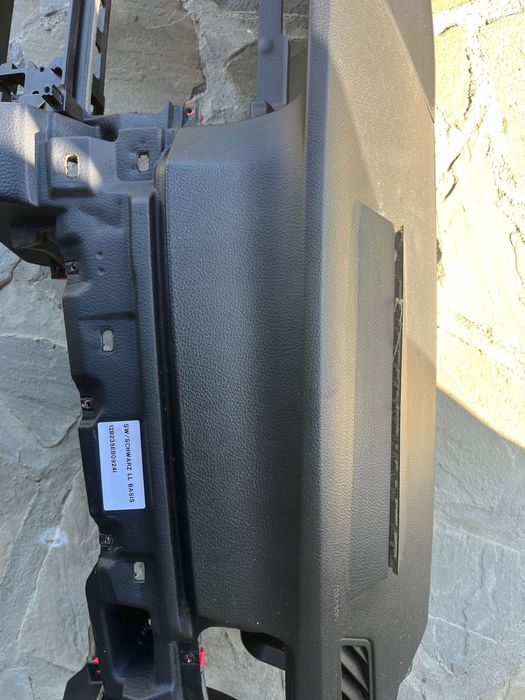 Planșă de bord BMW F10 – cu airbag sărit, necesită coasere