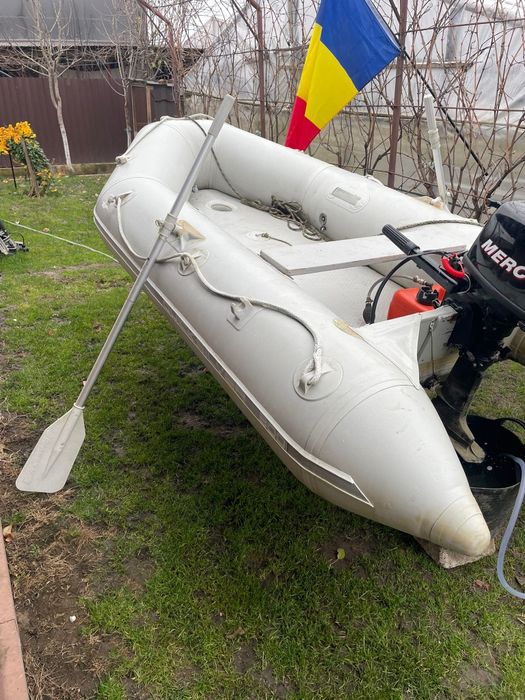 Barca cu motor Mercury