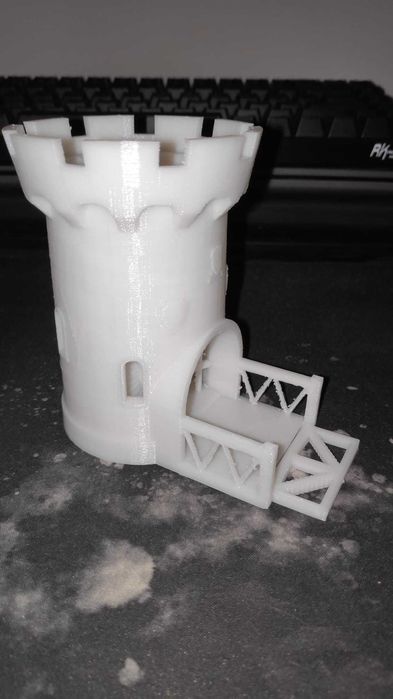 Dice tower, figurine Dungeons & Dragons (Elf, Dwarf, Human, etc)