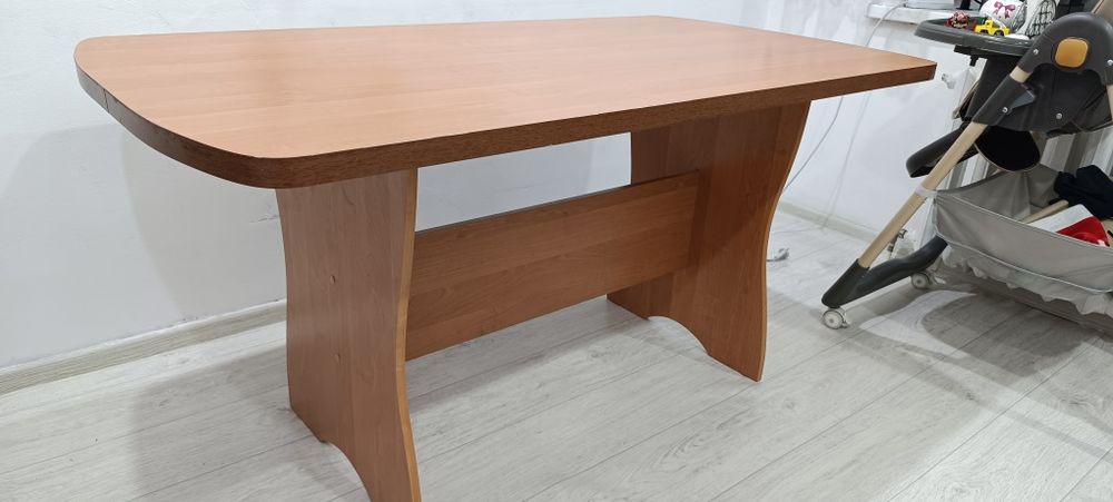 Кухонный стол. Большой.