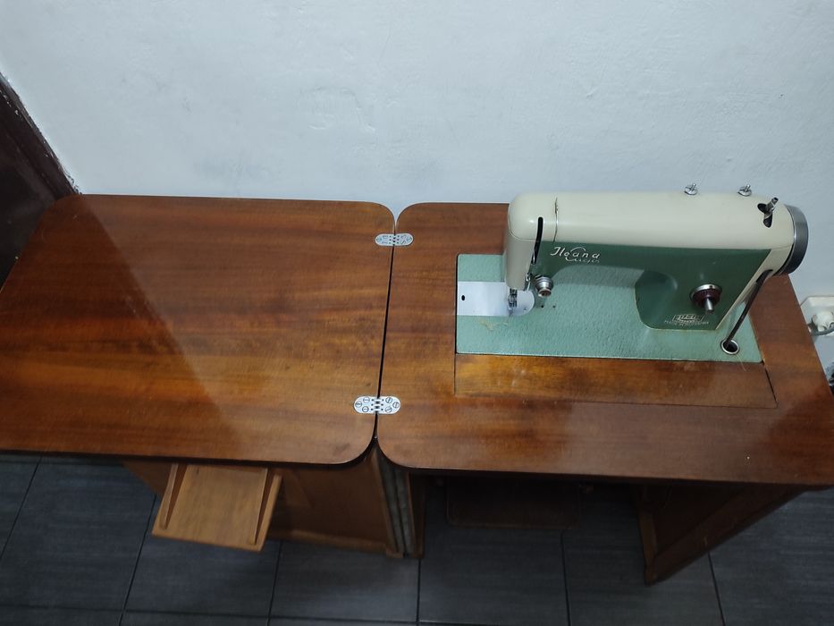 Masina de cusut Ileana Cugir functionala 1961