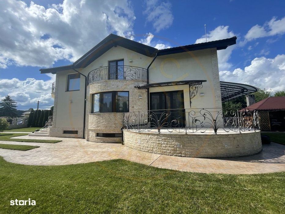 Cornu de Jos  Doua  case moderne, crama la subsol, prosumator