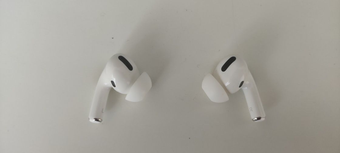 Продам наушники левый ухо и правый ухо от airpods pro оригинал