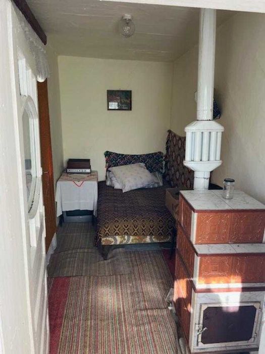 Vand casa cu dependinte si livada in comuna Gura Teghii, la DJ 203k