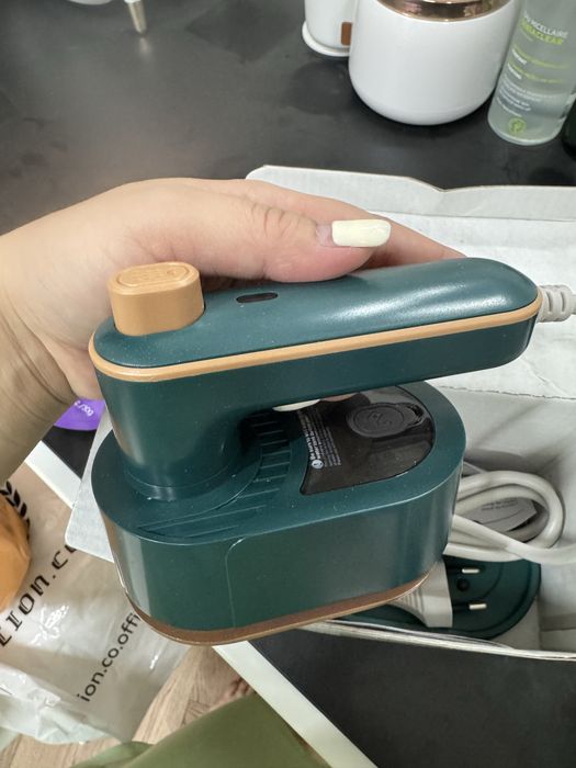 Компактный утюг продам