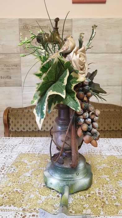 Decor vintage unicat – lampă cu flori, robinet și piese metalice