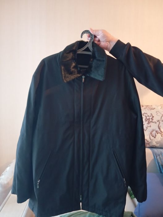 Куртка чёрная 50-52р-р,с натуральным мехом,с подкладкой на замочке