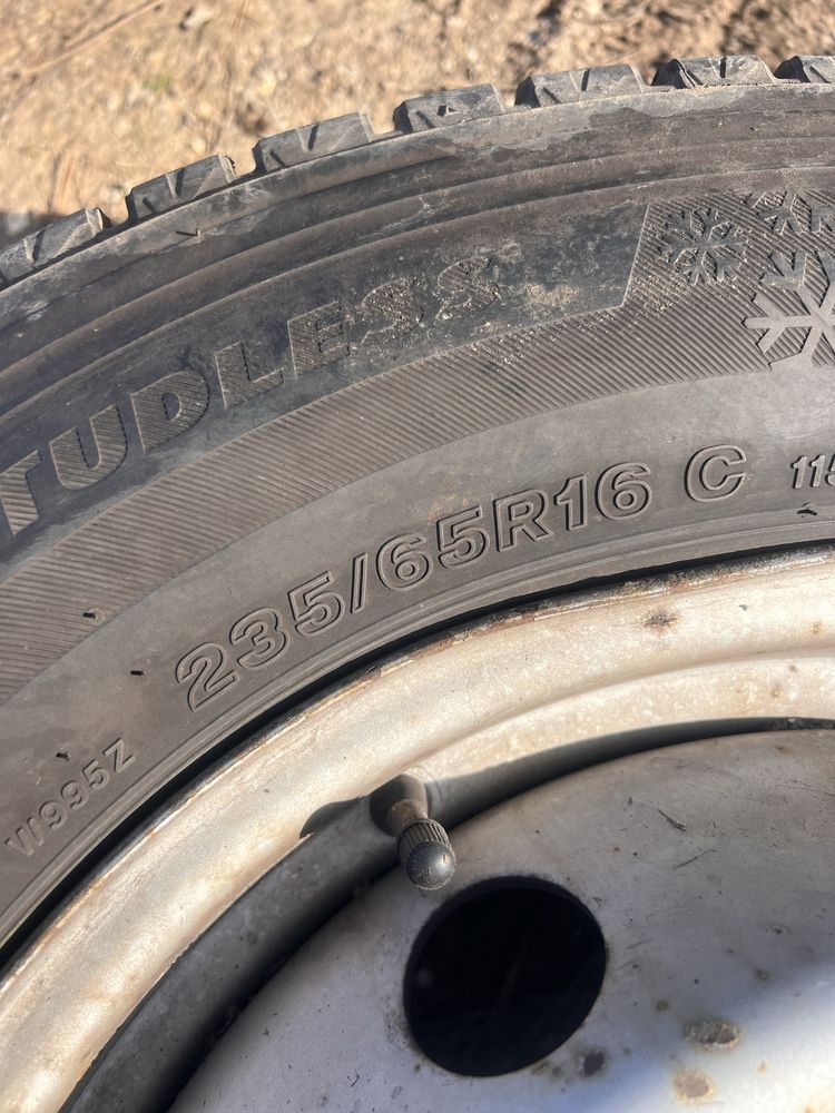 Гума 235/65/16 ц за бус Bridgestone blizzak w995