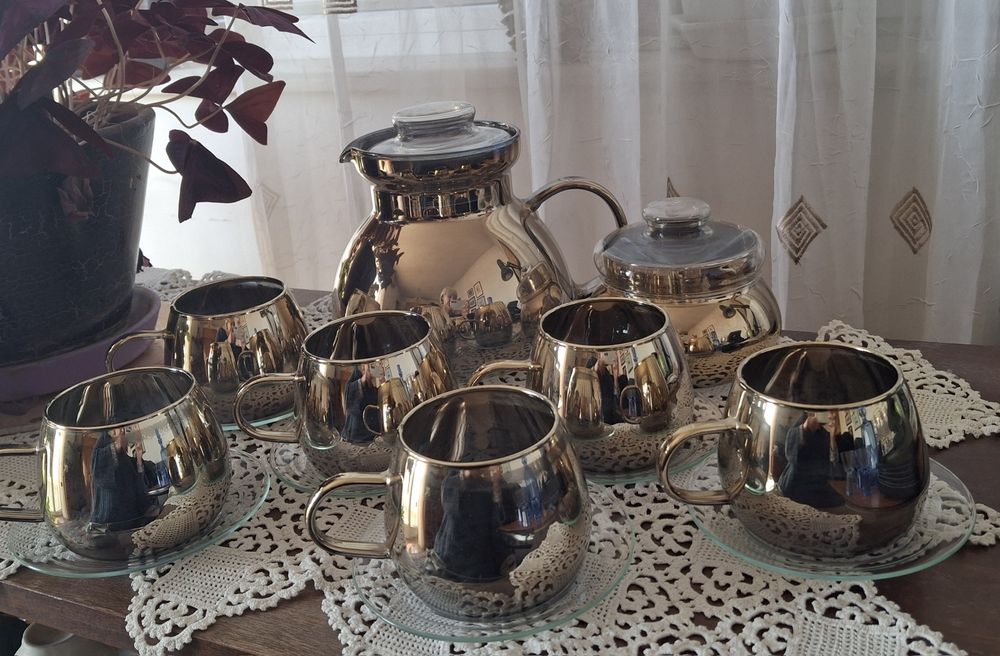 Винтидж сервиз за чай от фино,тънкостенно огледално огнеупорно стъкло.