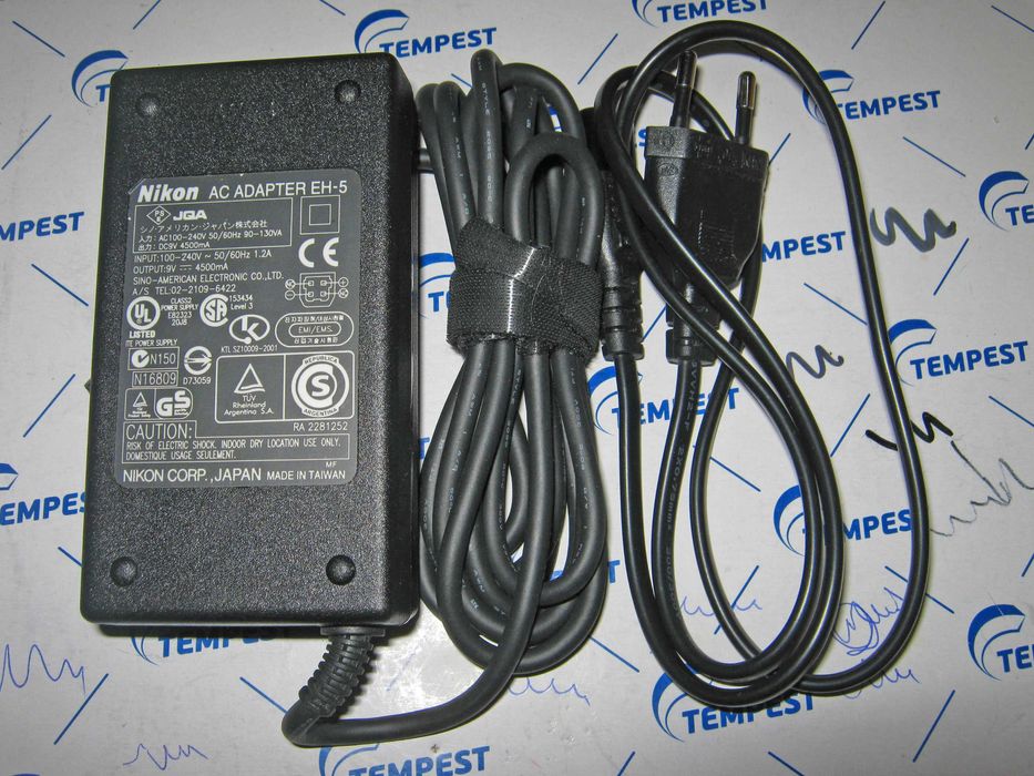 Оригинално външно захранване за фотоапарати Nikon.