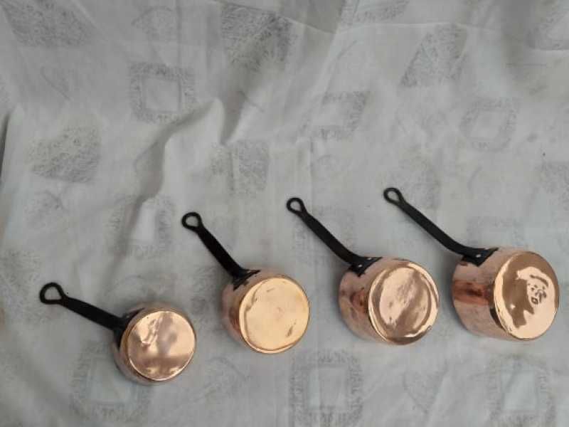 Set de patru oale din cupru cu maner din fier forjat