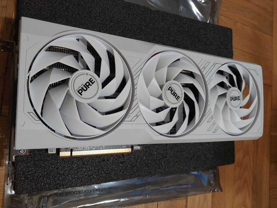 Sapphire Pure RX 7700XT 12GB Gaming OC White