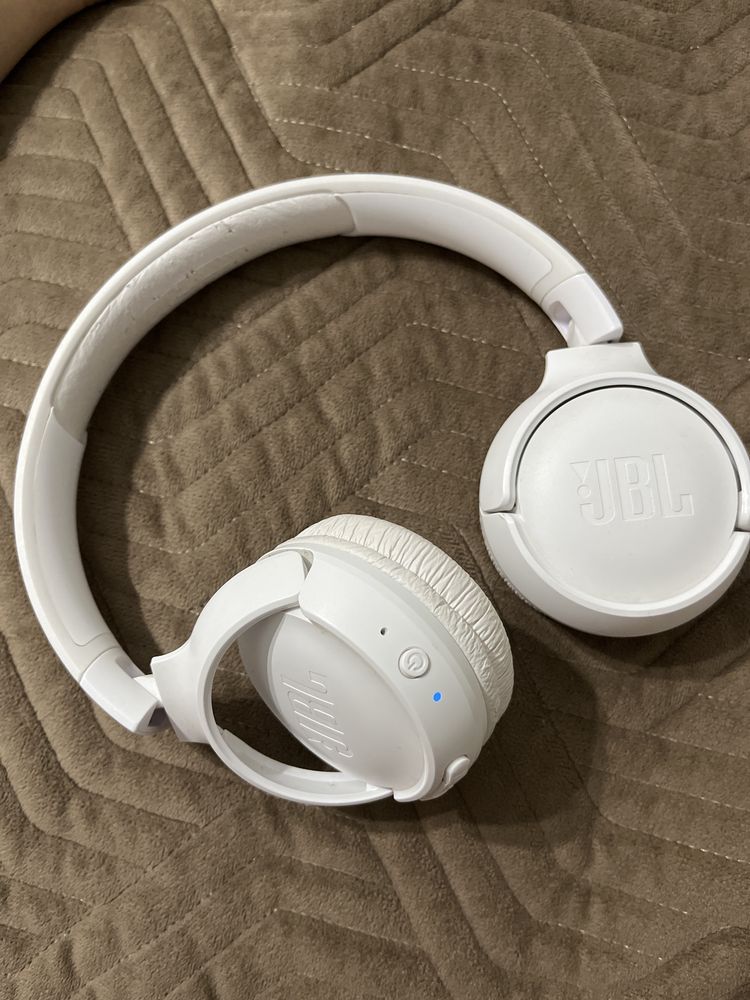 JBL наушник белый, отлично работает, идеально издает звуки, тема короч