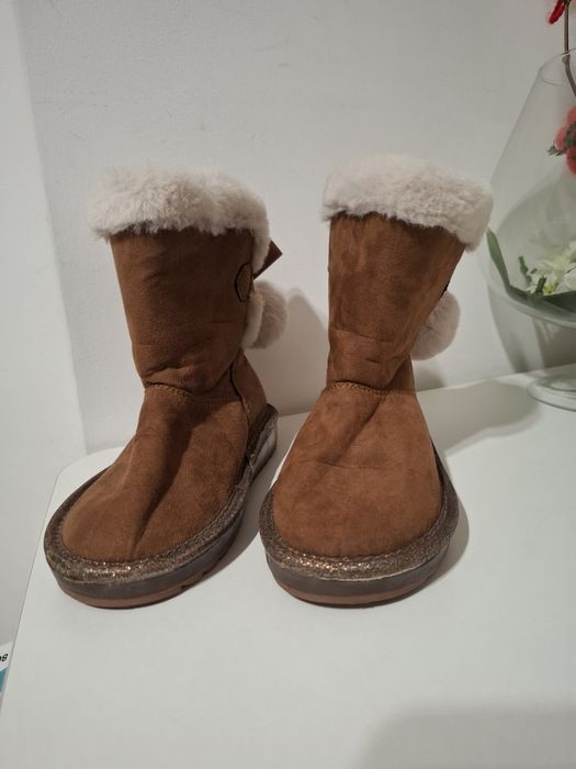 Детски кожени боти с пух, светещи,, неразличими от нови 10 размер.