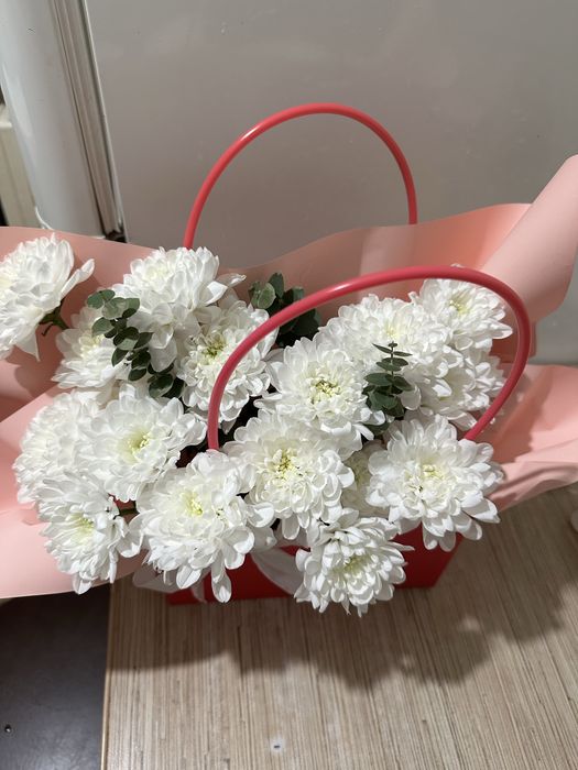 Свежие цветы в корзинке