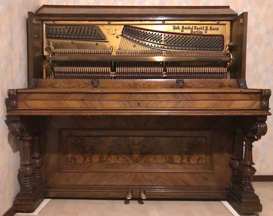 Антикварное пианино (примерно 1890)