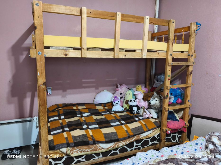 Продавам спалня и двуетажно легло.