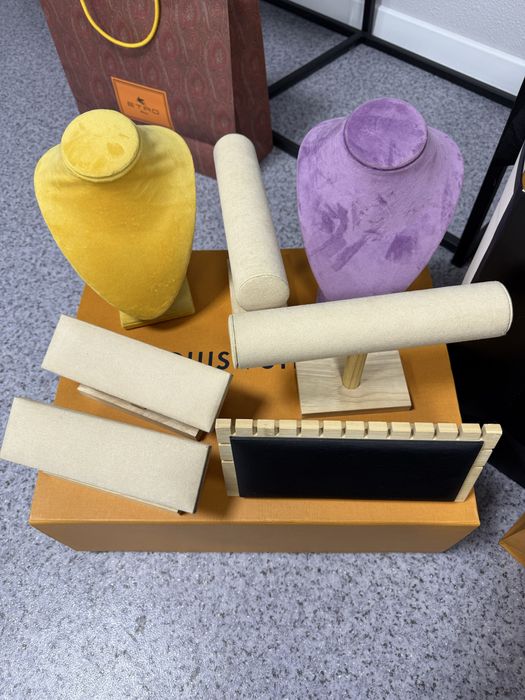 Подставки для украшений, бюсты