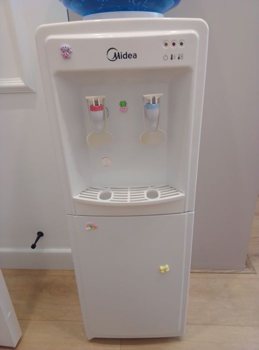 Кулер диспенсер горячая вода