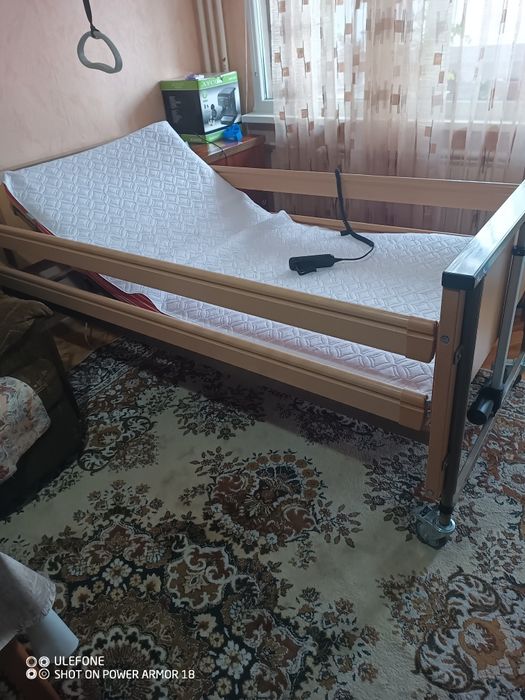 Болнично легло с повдигащ механизъм