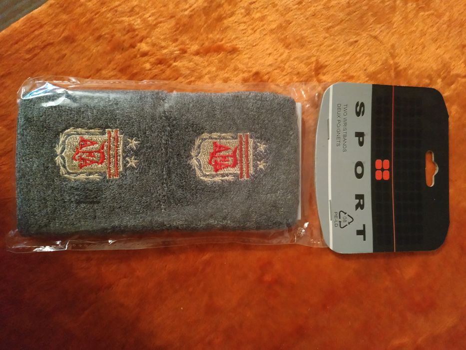 Напульсники для спорта фирменные.