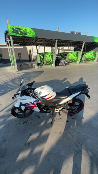 Honda cbr 125r.