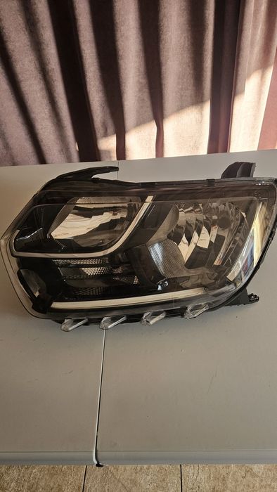 Far stânga Dacia Duster 2