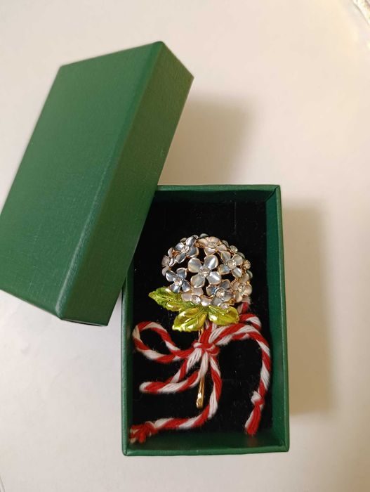 Мартеници/ брошки с кутийкa. Различни видовв