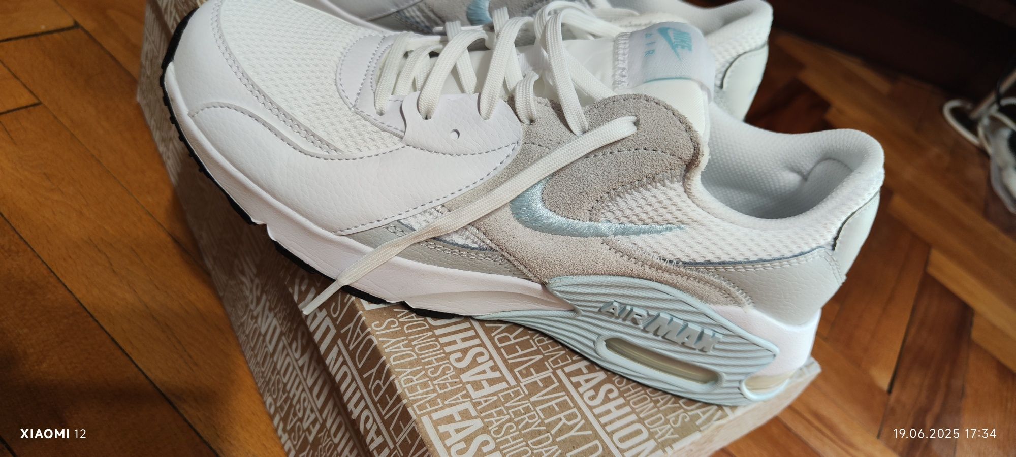 Nike - Кожени спортни обувки Air Max Excee с велур, Бял, Аквамарин син