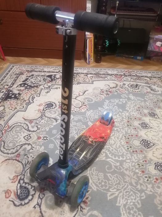 Самокат трёхколёсный